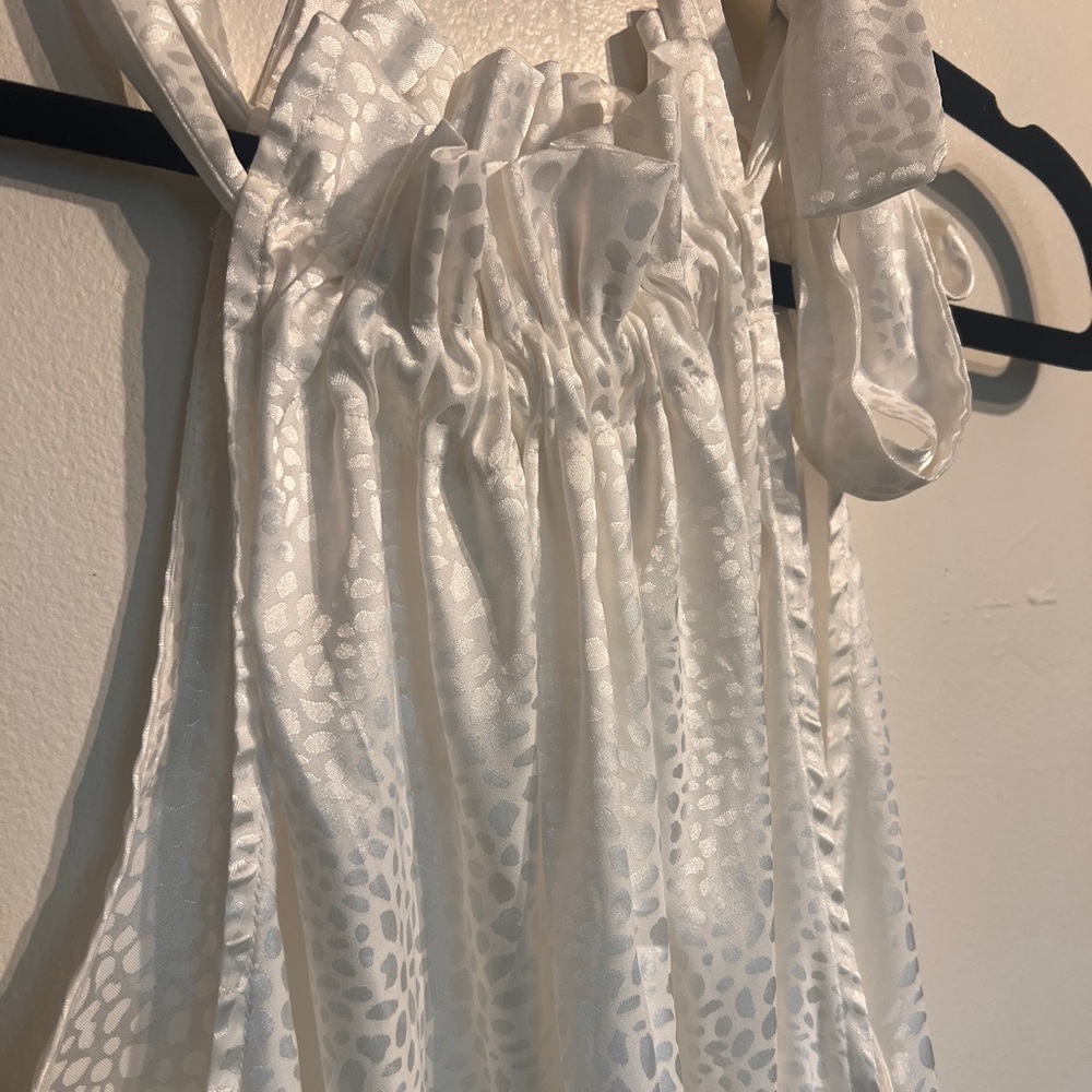 Chic White Sleeveless Blouse with Tie Detail - Picture 5 of 7